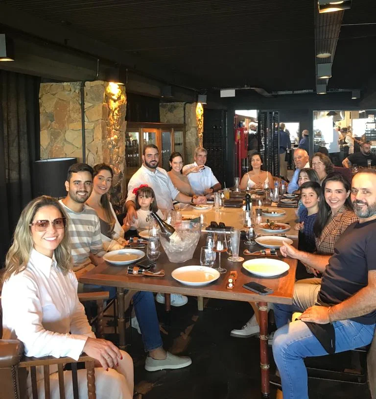 Grupo em jantar de viagem autoral LDL Viagens